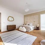Luxurious 4 Bedroom Apartment, La Muette