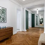 Luxurious 4 Bedroom Apartment, La Muette
