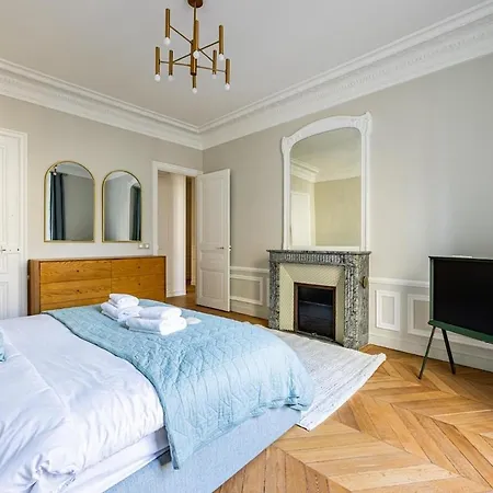 Luxurious 4 Bedroom Apartment, La Muette Parigi