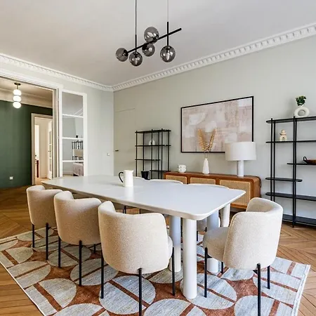 Luxurious 4 Bedroom Apartment, La Muette Parigi
